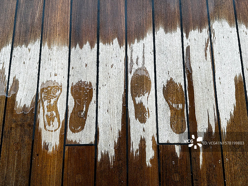 船甲板上的脚印图片素材