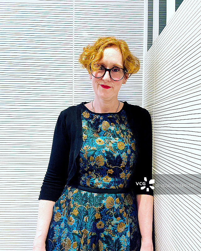 在浴室里穿正装的女人图片素材