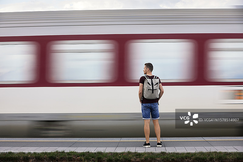 男子在火车站等火车，背着背包图片素材