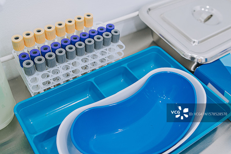 血液科实验室用于分析的病人血液样本试管架图片素材