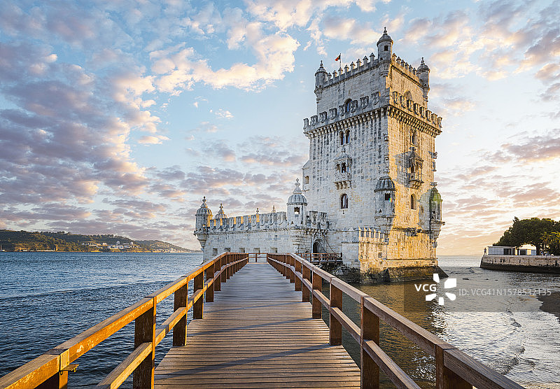 葡萄牙里斯本日落时分的贝伦塔图片素材