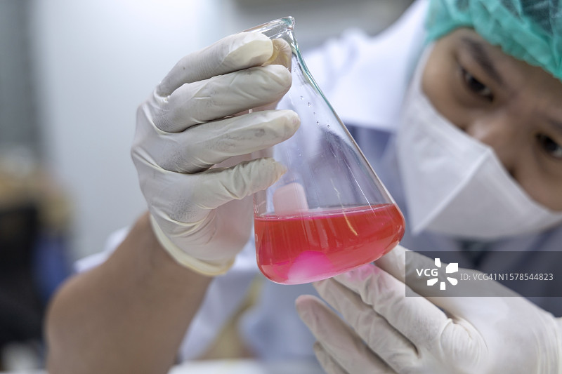 化学实验室中的滴定测试图片素材