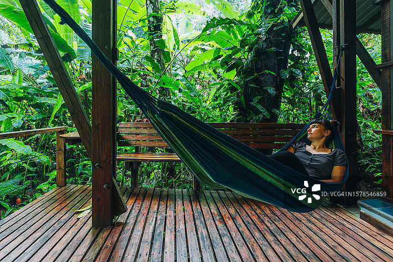 在热带雨林中的吊床。哥斯达黎加图片素材