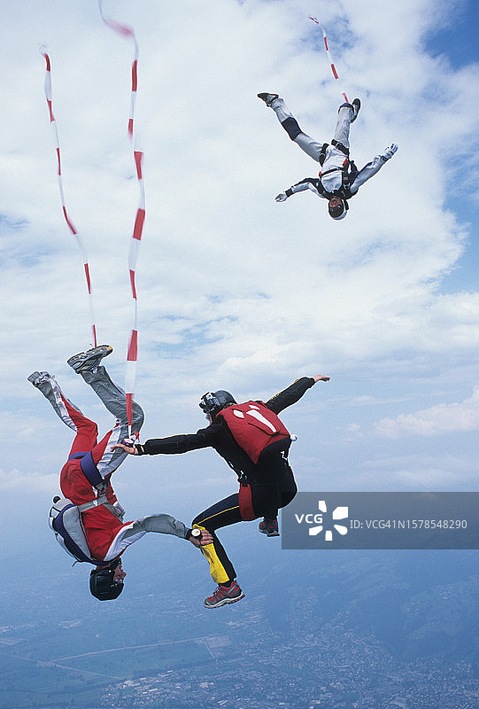 自由落体的跳伞者与彩色飘带图片素材