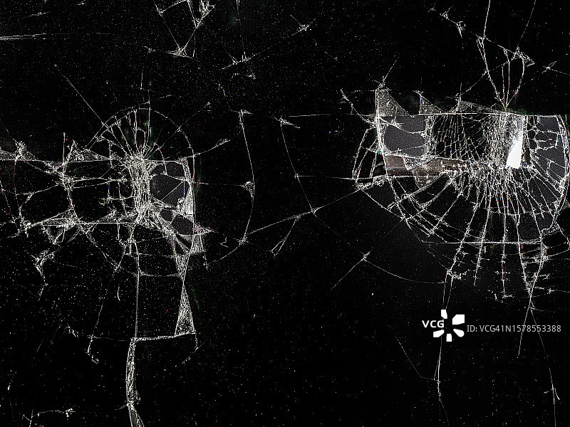 带有破裂玻璃或面板的纯平屏幕电视图片素材