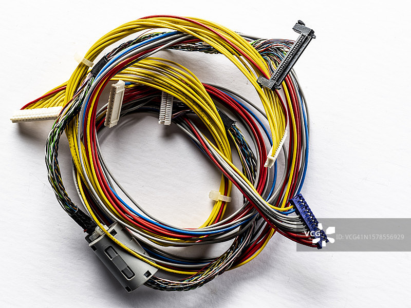 白色背景上的一堆彩色电缆图片素材