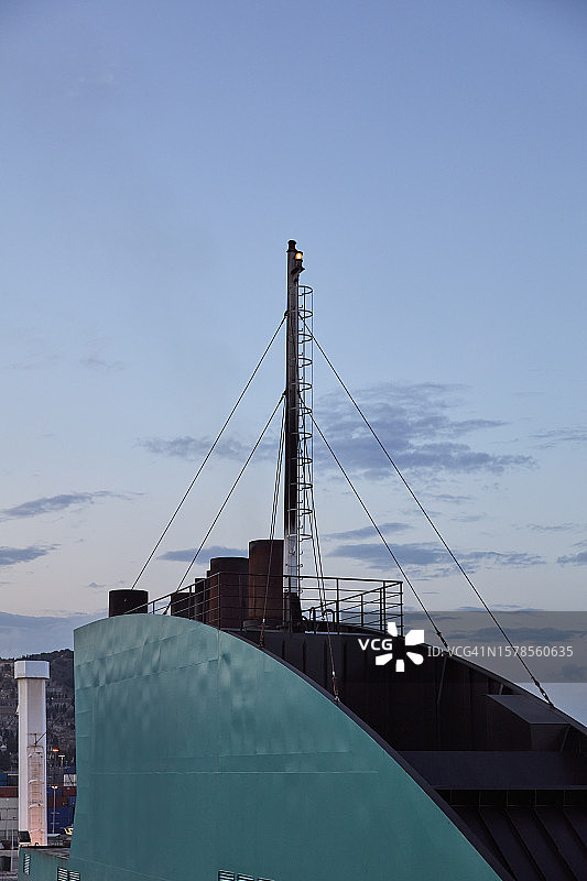 游轮上的桅杆和烟囱图片素材