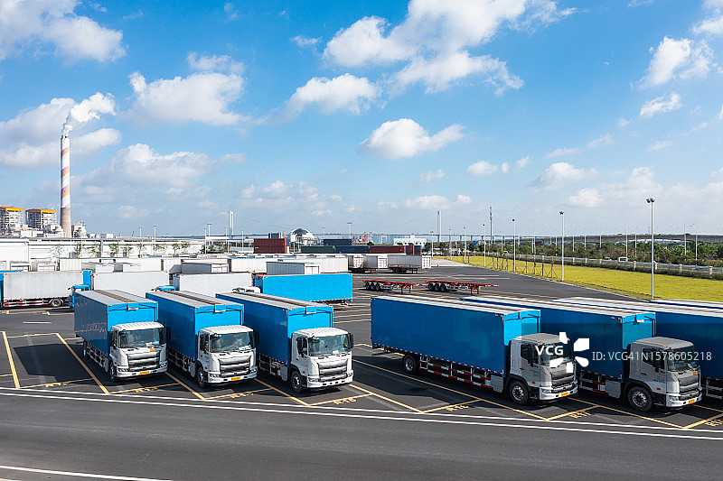 天空下停车场内的卡车图片素材