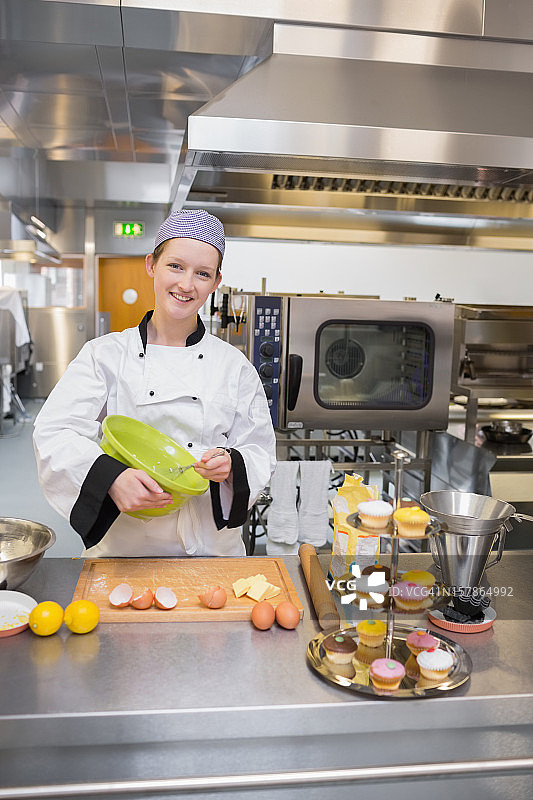 厨师搅拌蛋糕面团图片素材