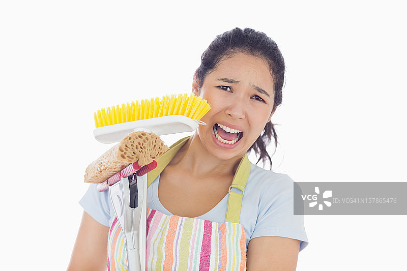 害怕的女人拿着拖把和扫帚图片素材