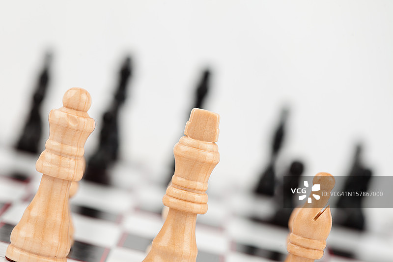 站在棋盘上的国际象棋棋子图片素材