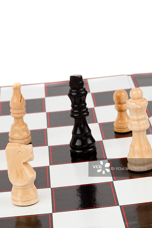 白色棋子包围着黑色皇后图片素材