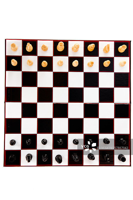 站在棋盘上的国际象棋棋子图片素材