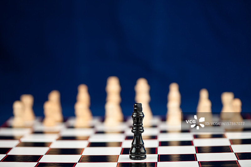 站在棋盘上的黑色国际象棋棋子图片素材