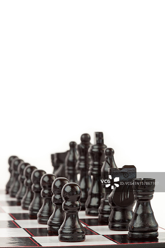 站在棋盘上的黑色棋子图片素材