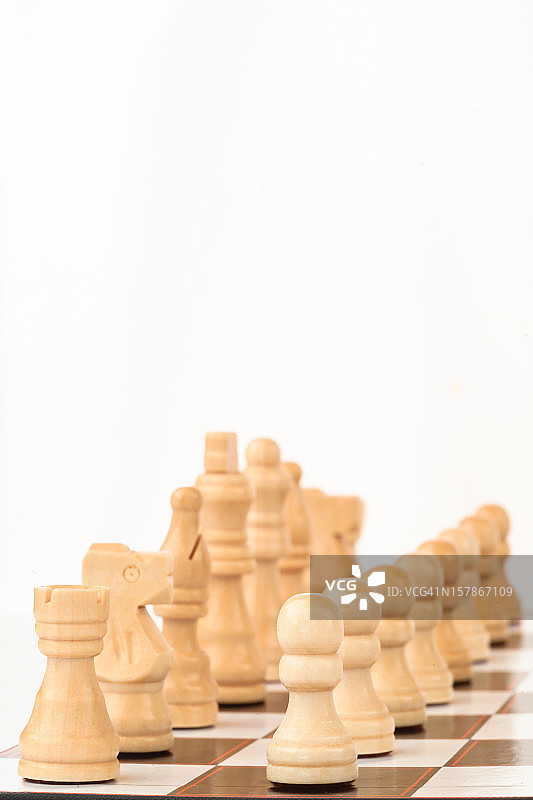 站在棋盘上的白色国际象棋棋子图片素材