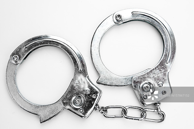 白色背景上的手铐图片素材