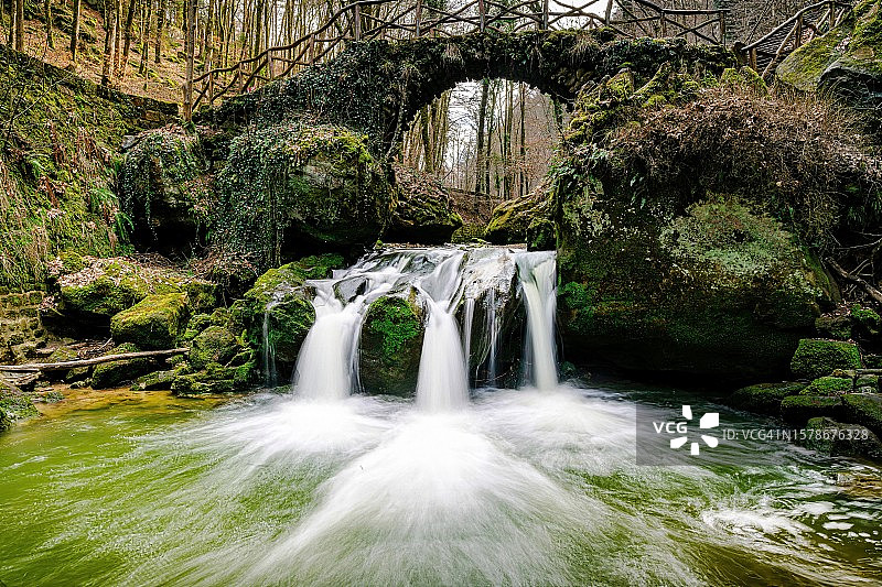 卢森堡格雷文马赫区埃希特纳赫森林瀑布风光图片素材