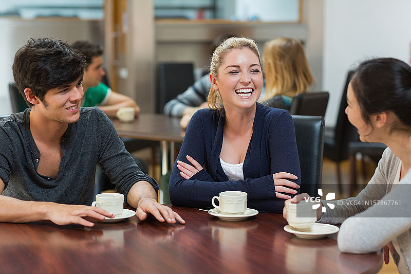 朋友们在享受咖啡图片素材