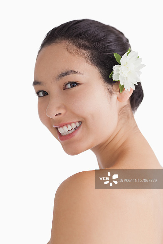 快乐的女人头上戴着一朵花图片素材