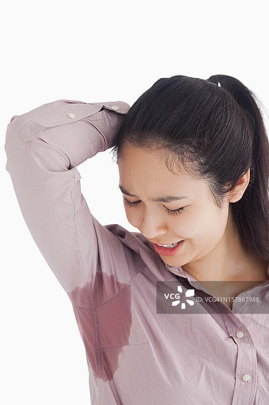 看着汗渍的女人图片素材