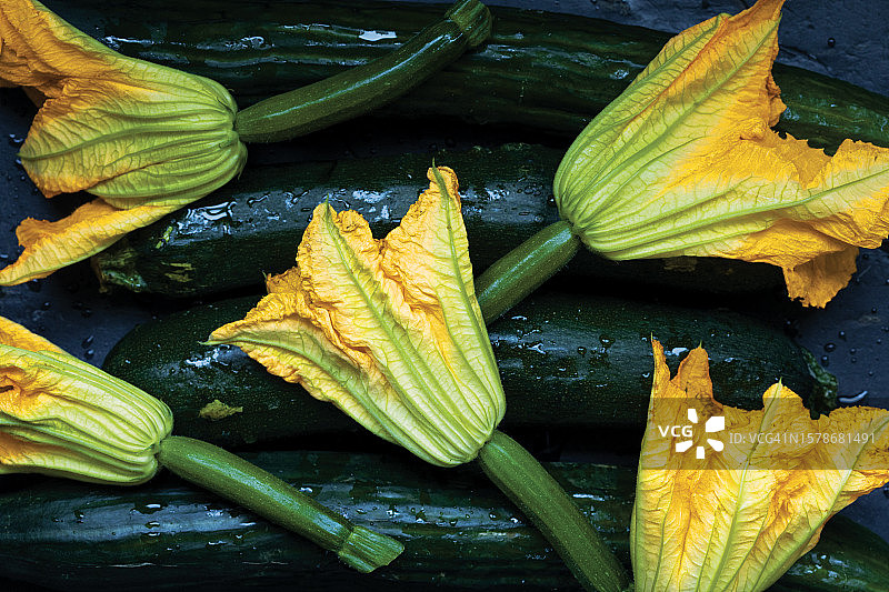 桌子上蔬菜的俯视角度照片，卢森堡图片素材