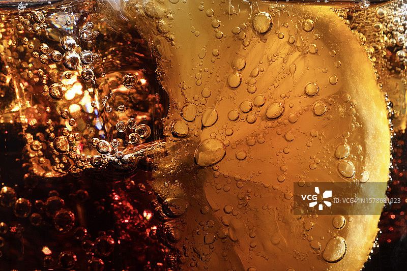 玻璃杯中饮品特写图片素材