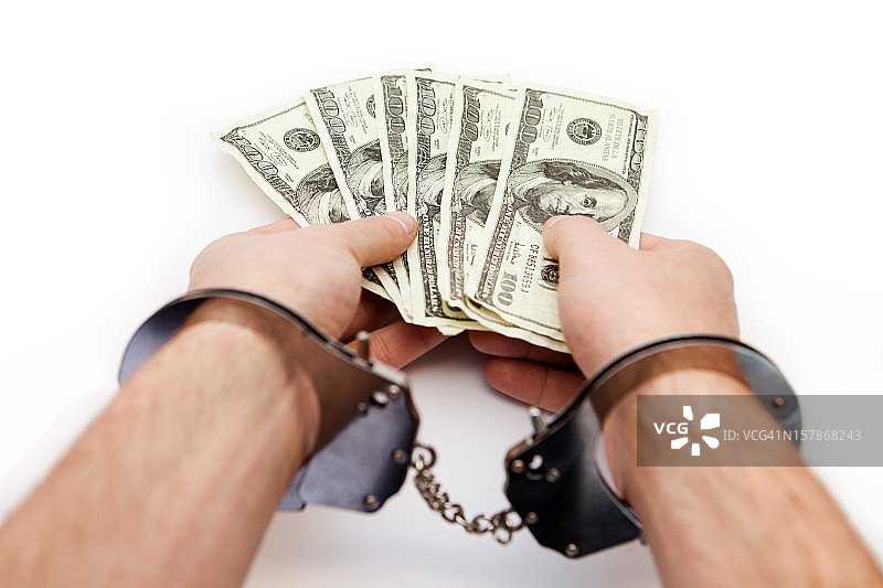 戴着镣铐的手拿着美元图片素材