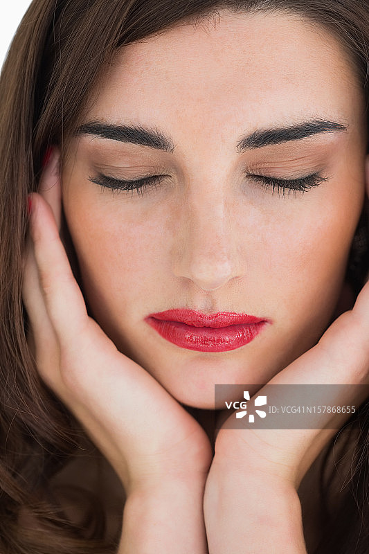 闭着眼睛涂着红色口红的女人图片素材