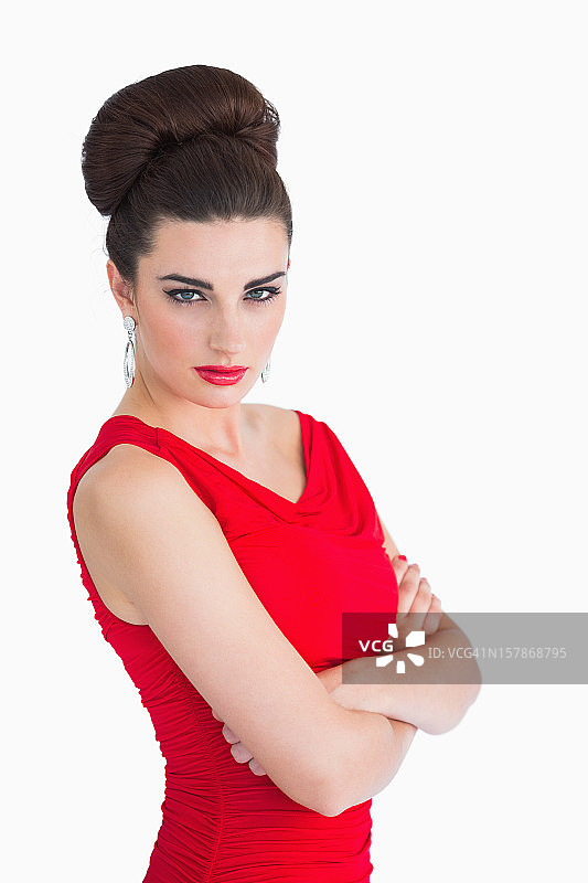 身穿红色连衣裙，双臂交叉的女人图片素材