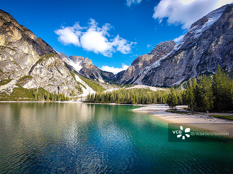 山傍天的湖景图片素材