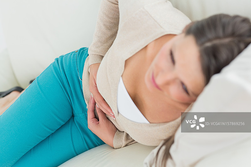 躺在沙发上的生病女人图片素材