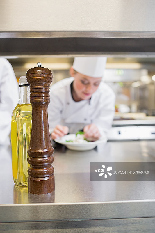 胡椒研磨器和橄榄油图片素材