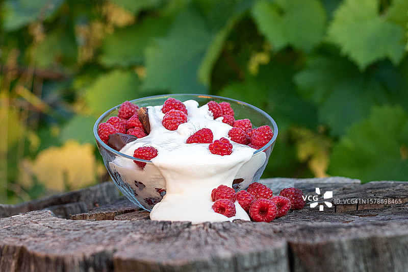 桌上覆盆子特写图片素材