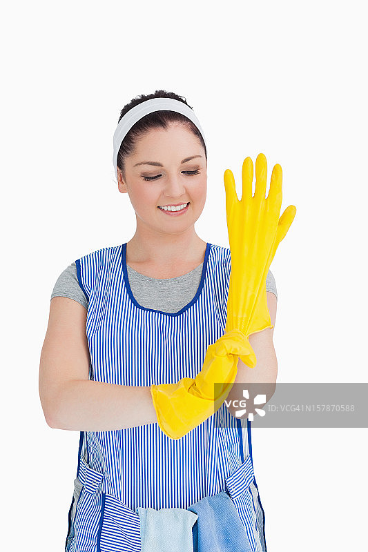 戴黄色手套的女清洁工图片素材