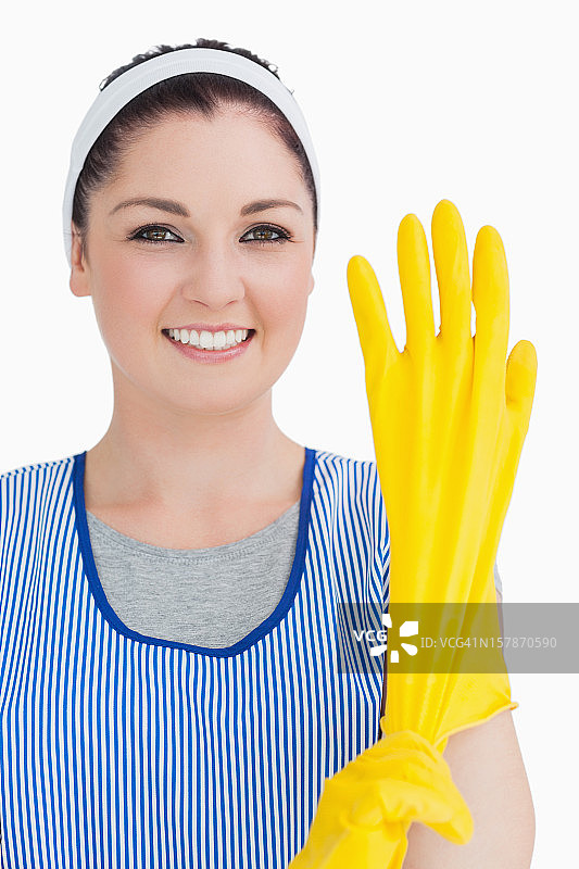 戴着黄色手套的清洁女工图片素材