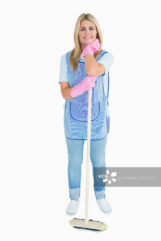 微笑的女清洁工拿着扫帚图片素材