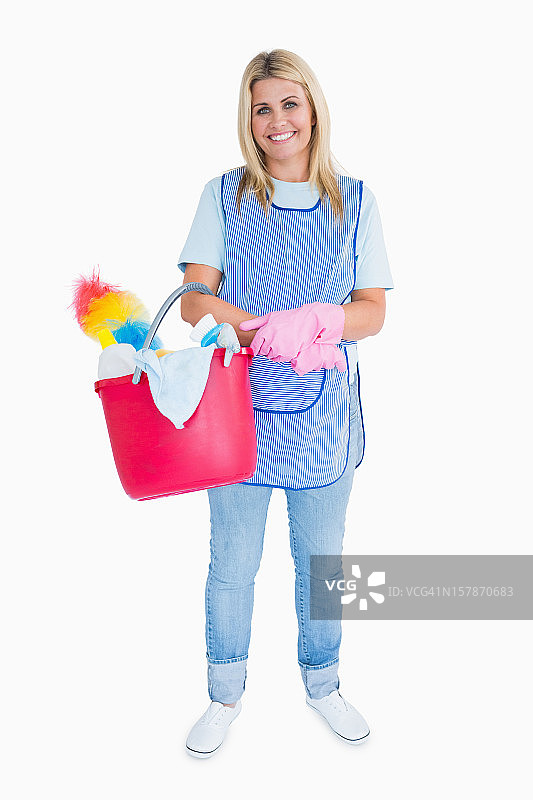 微笑的女保洁员拿着一个粉红色的水桶图片素材