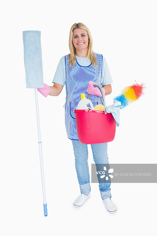 快乐的女佣拿着粉红色的水桶和拖把图片素材