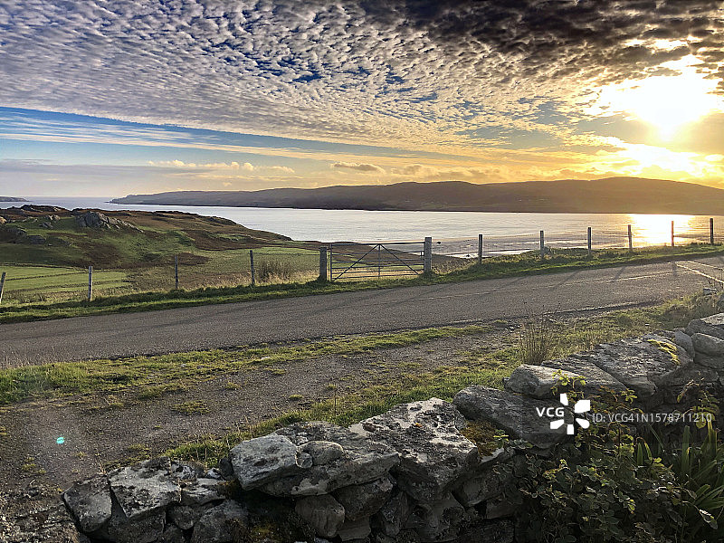 英国莱尔格日落时分的土地风景图片素材
