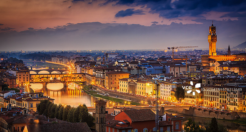 意大利托斯卡纳佛罗伦萨日落时分灯火通明建筑的俯视照片图片素材