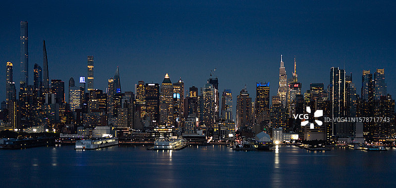 夜晚美国新泽西州威霍肯的现代建筑全景图片素材
