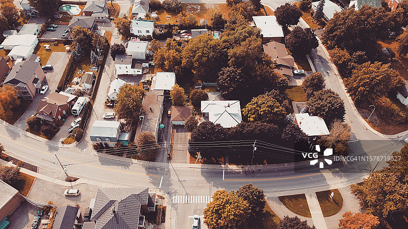 加拿大魁北克城市建筑中的街道俯视图图片素材