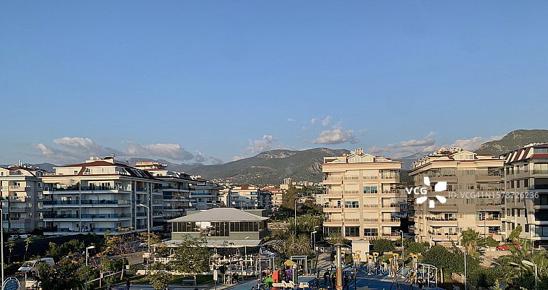 城市建筑对着天空的高角度视角图片素材