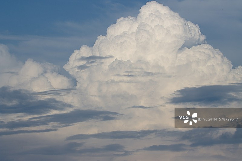 低角度拍摄美国宾夕法尼亚州麦克卢尔的蓝天白云图片素材