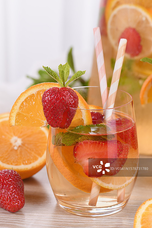 桌子上的饮料特写图片素材