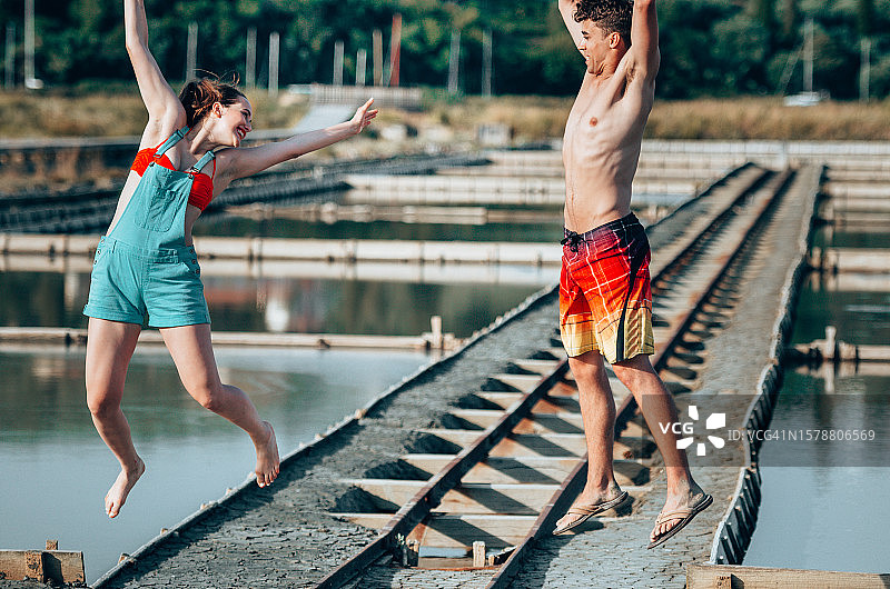 朋友们在盐碱地玩耍图片素材