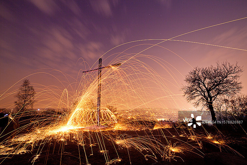 德国斯图加特夜晚的铁十字和防护网特写图片素材