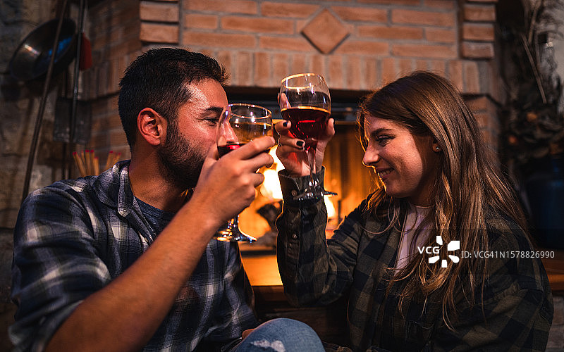 温馨浪漫的居家情侣图片素材