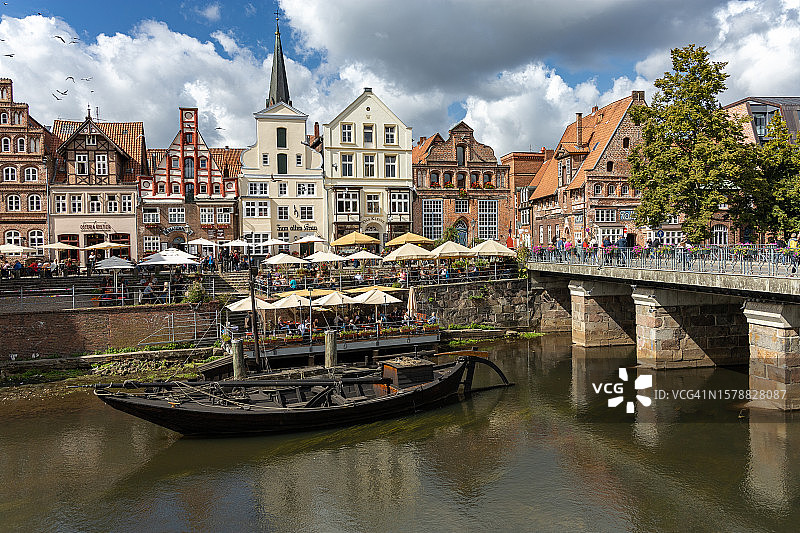 德国比斯平根多云天空下的河上桥梁景观图片素材